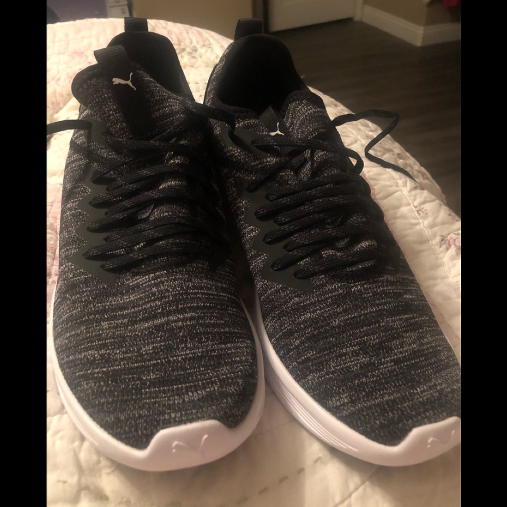 Woman’s puma tennis shoes